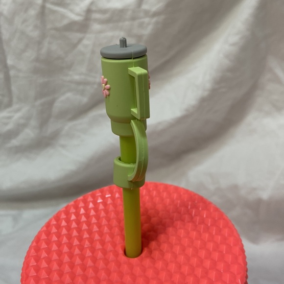 SHEIN green pack of 2 silicone straw cover cap for Stanley Cup. Straw toppers. - Picture 4 of 15